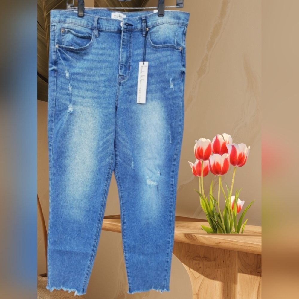 Blue jeans perfect for casual outings. Comfortable fit Nicole Miller Blue Jeans.